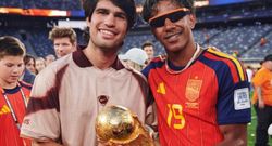 carlos alcaraz poses with lamine yamal after spain clinch fifa world cup 2026 title